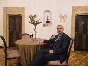 Eduard Petrescu: Companiile care folosesc steaguri direcționale în zonele cu trafic intens câștigă în branding vizual fără să depindă de algoritmi